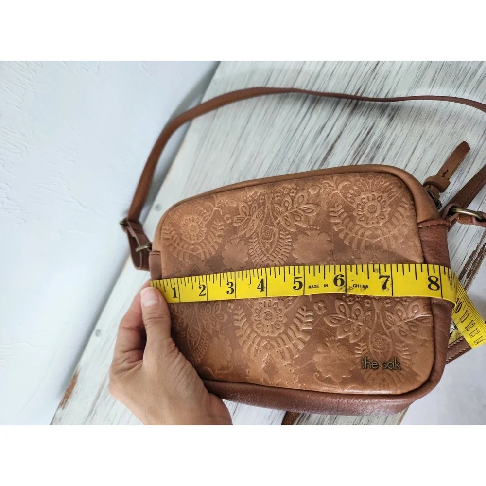 The Sak Leather De Young Crossbody Camera Bag Cognac Brown Embossed Floral  Boho